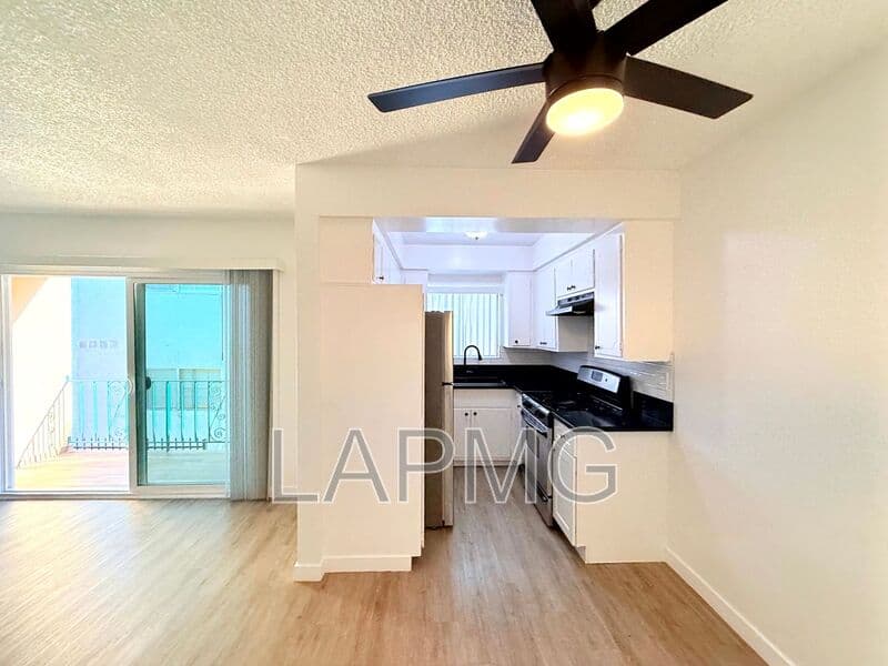 Los Angeles House: 1426 South Point View