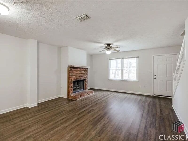 Athens House: 209 Highland Park Dr