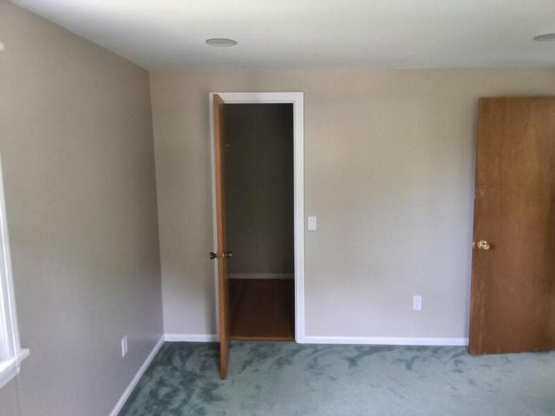 Pittsford House: 4 Old Forge Ln