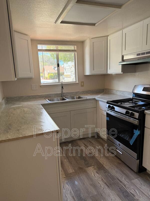 Coalinga Townhome: 720 E Elm Ave