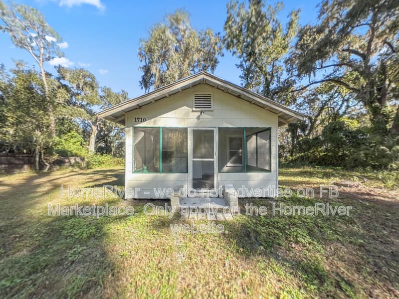Lake Panasoffkee House: 1710 NW 29th Rd