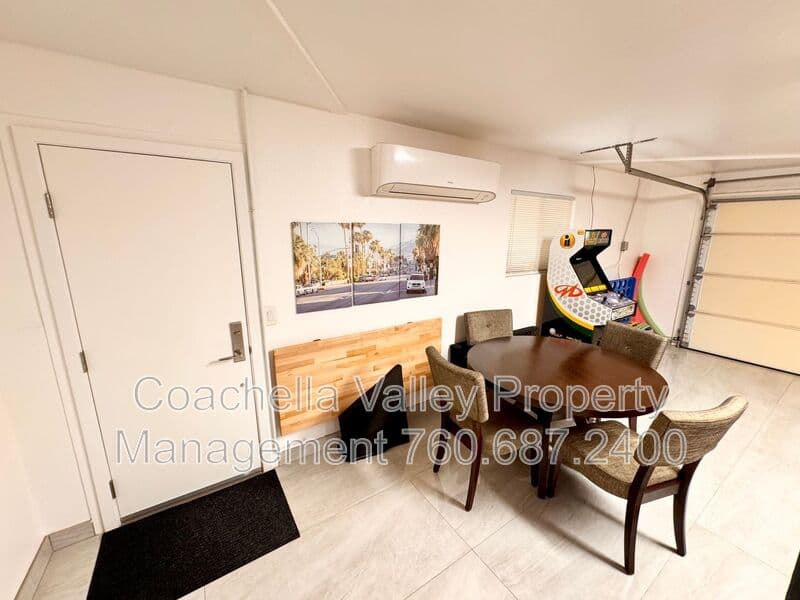 Palm Springs House: 2004 N San Antonio Rd
