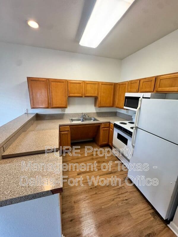 Grapevine Apartment: 400 Glade Road