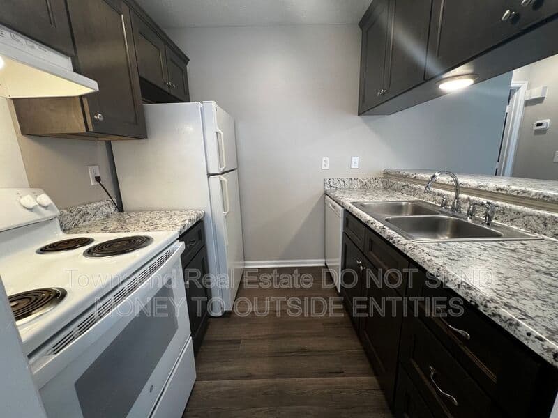 Fayetteville House: 1425C Ireland Dr