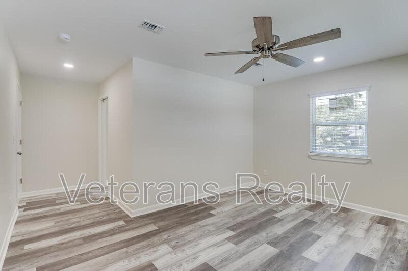 Long Beach House: 129 Quarles Street