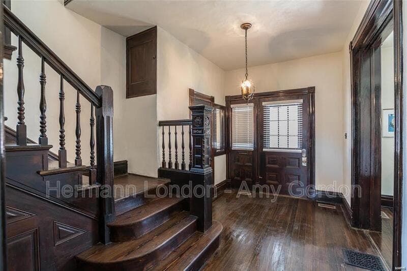 Saint Louis House: 3922 Castleman Avenue,