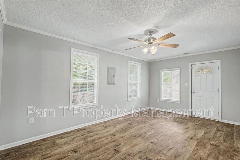 Savannah House: 212 W 58th St