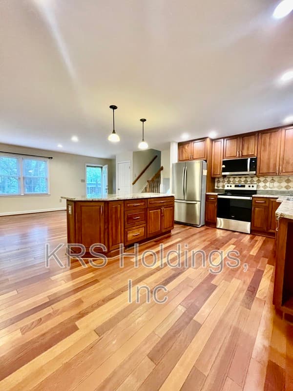 Woodbridge House: 11969 Dolly Madison Cir