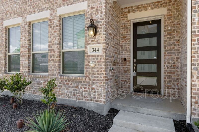 Lewisville House: 344 Almanor St
