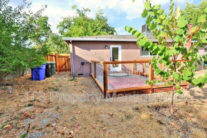 Fair Oaks House: 6906 Pin Oak Court