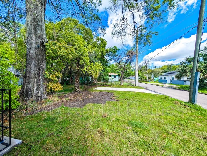 Jacksonville House: 1503 6th St W