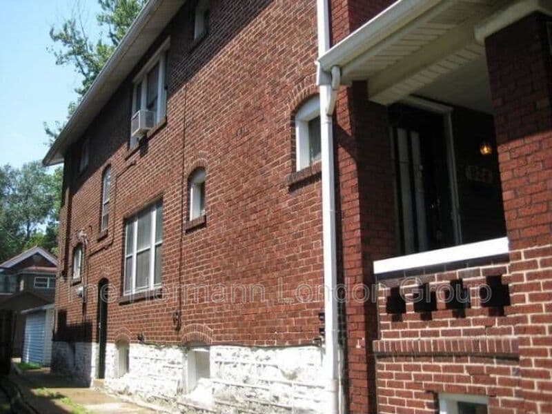 Saint Louis Condo: 924 Bates Street