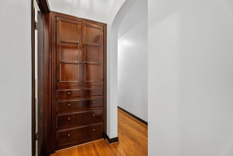 Long Beach House: 76 Roycroft Avenue