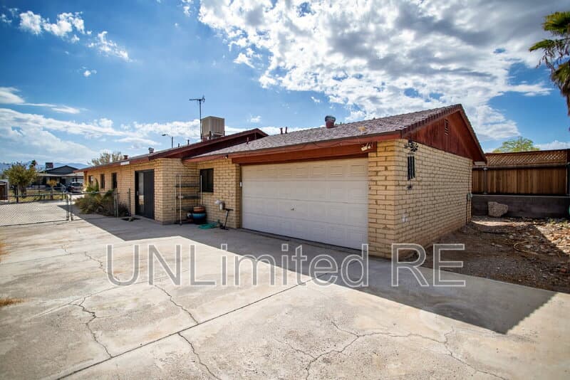 Bullhead City House: 1385 Church Dr