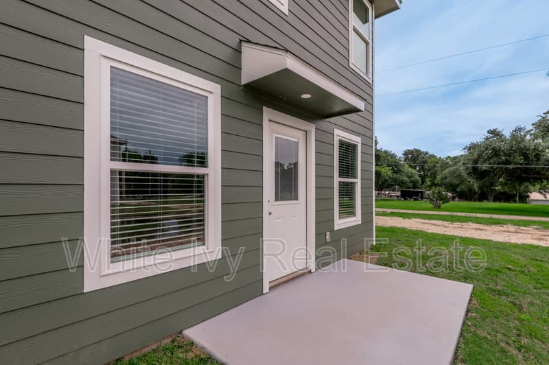 Point Blank House: 250 N Shady Oaks