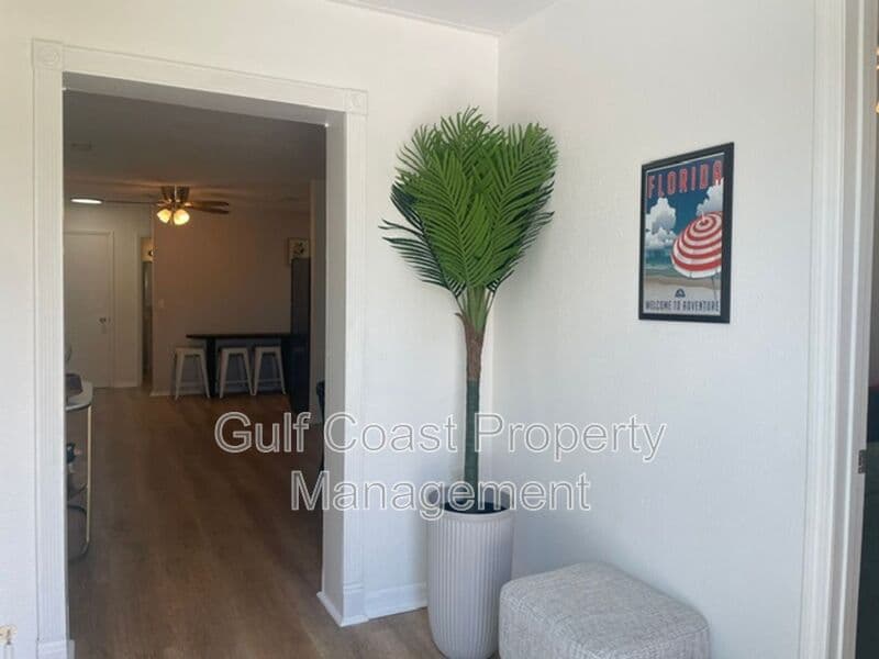 Sarasota House: 2229 Montclair Dr