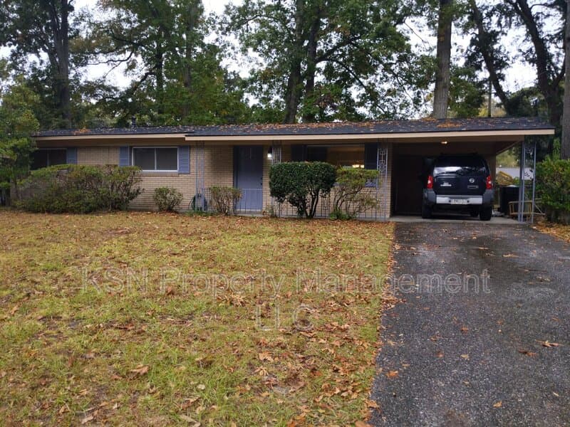 Savannah House: 412 Barnhill Dr