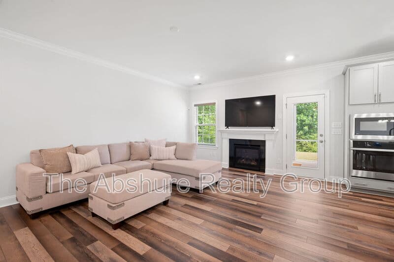 Angier House: 121 Barnwell Loop