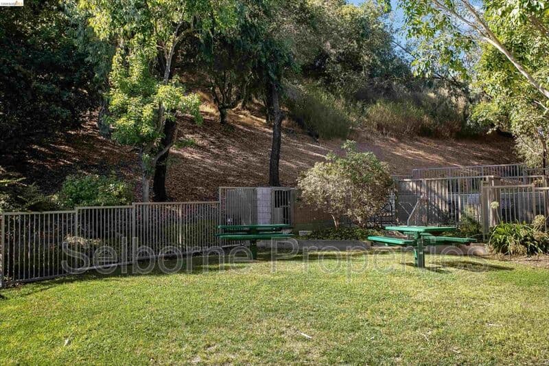 Oakland House: 660 Canyon Oaks Dr
