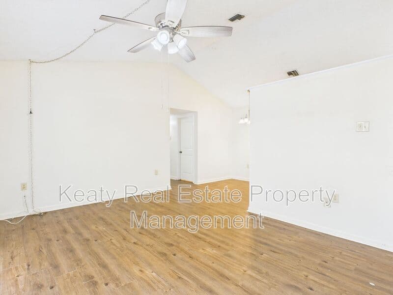 Lafayette House: 809-1 Fox Run Avenue