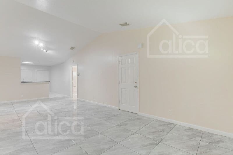 Riviera Beach House: 742 W 6th St