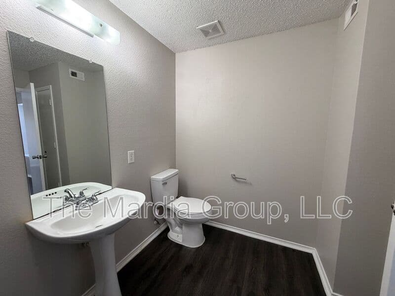 Cedar Hill House: 904 Shady Brook Lane