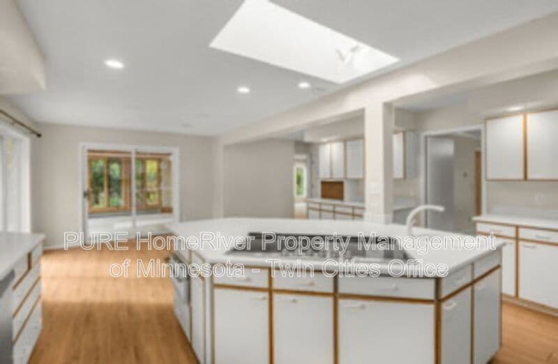 Edina House: 7420 Hyde Park Cir