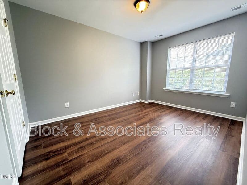 Raleigh House: 3113 Settle In Ln