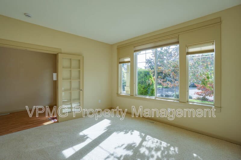 Vancouver House: 10206 Northeast 102nd Street