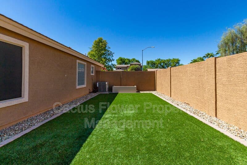 Glendale House: 21295 N 69th Ave