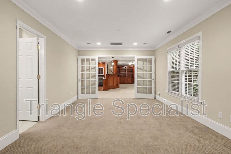 Raleigh House: 6121 Carlyle Drive