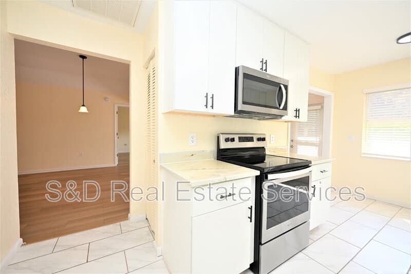 Lakeland House: 1774 Birchwood Loop