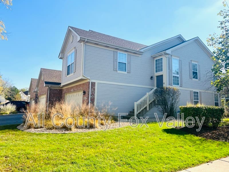 Algonquin Townhome: 300 Emerald Lane