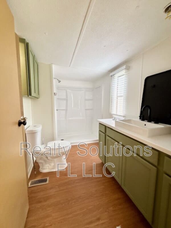 Clermont House: 15518 Lake Apopka Road