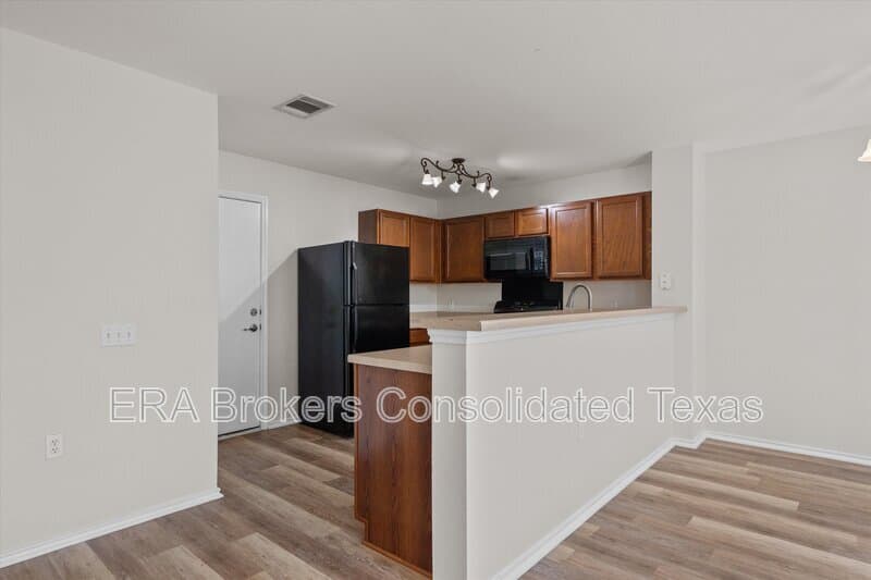 Austin House: 5825 Silver Screen Dr