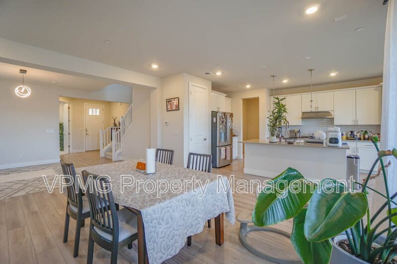 Washougal House: 359 W Koa St