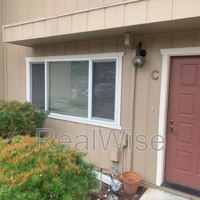 Grants Pass Townhome: 2170 NW N Hill Dr
