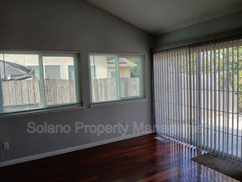 Vallejo House: 400 Mokelumne Drive