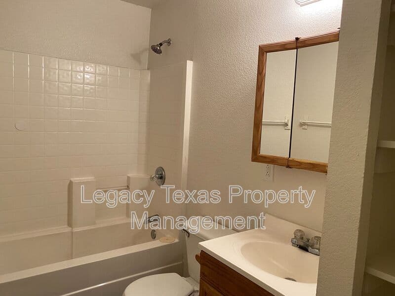 Cleburne Condo: 802 N Wilhite St