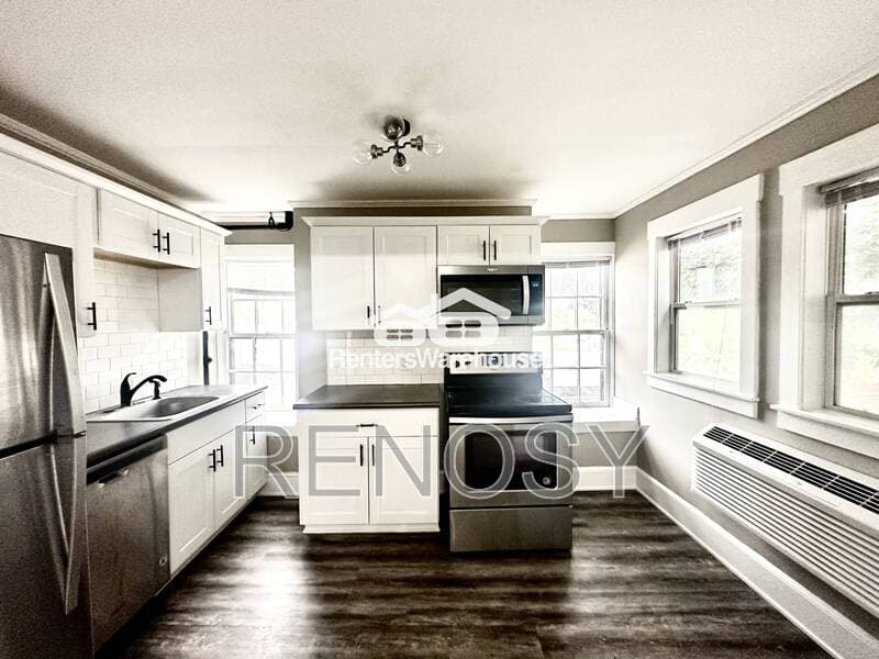 Des Moines House: 2500 Grand Ave