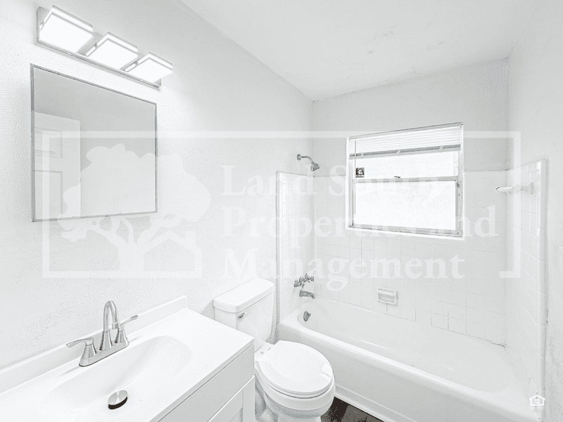 Lakeland House: 2152 Colonial Avenue