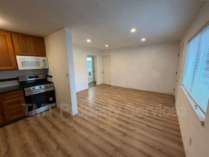 Sacramento Condo: 1615 W. St.
