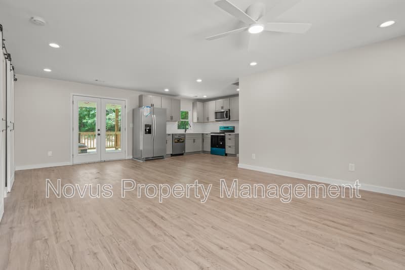 Carrollton House: 320 Adamson Avenue
