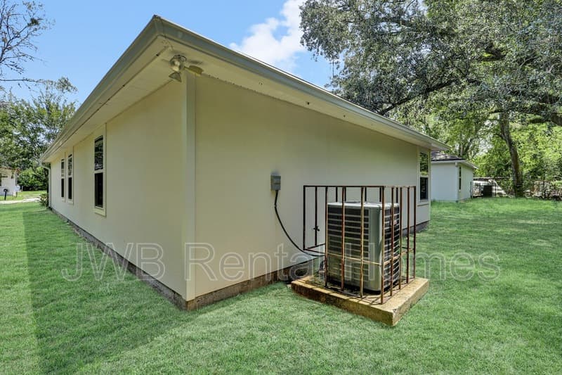 Jacksonville House: 7952 Dekle Ave
