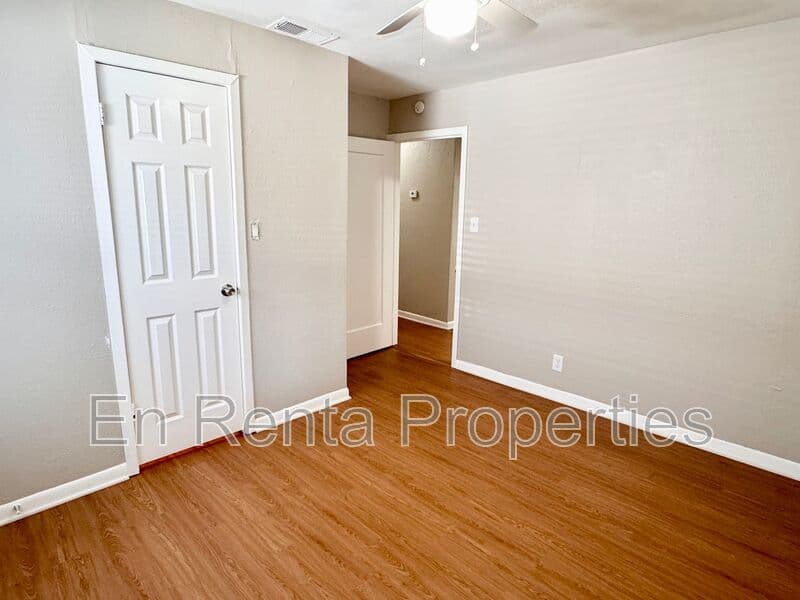 Fort Worth House: 525 Hammond St.