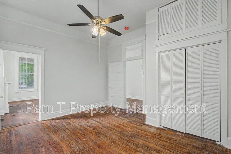 Savannah House: 512 E Waldburg Lane
