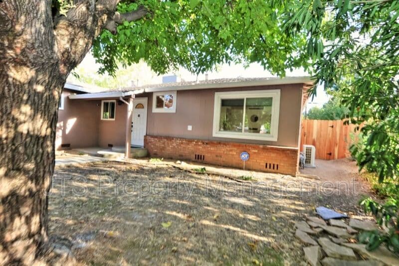 Fair Oaks House: 6906 Pin Oak Court