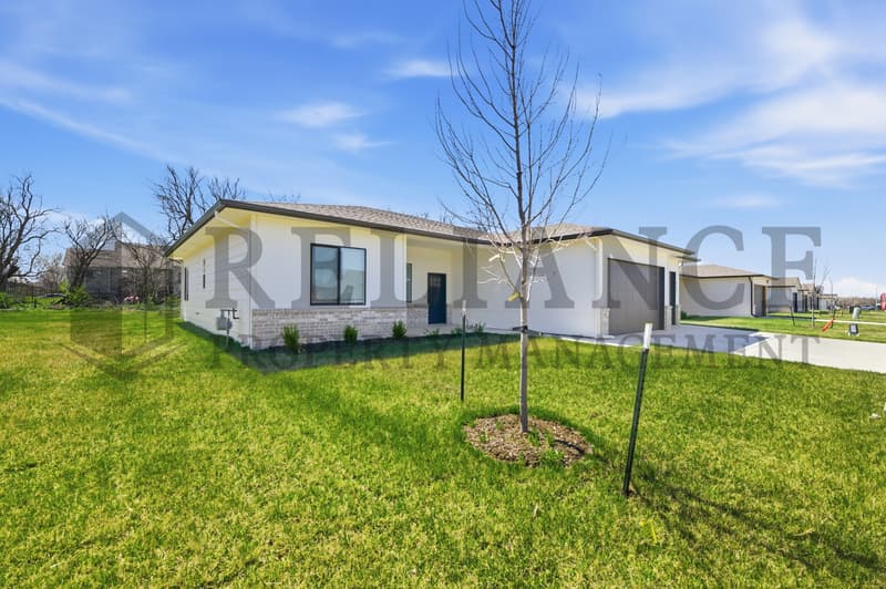 Valley Center House: 701 E Elmwood St