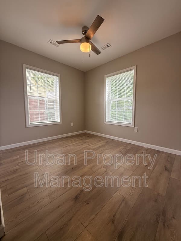 Memphis House: 86 W Dempster Ave