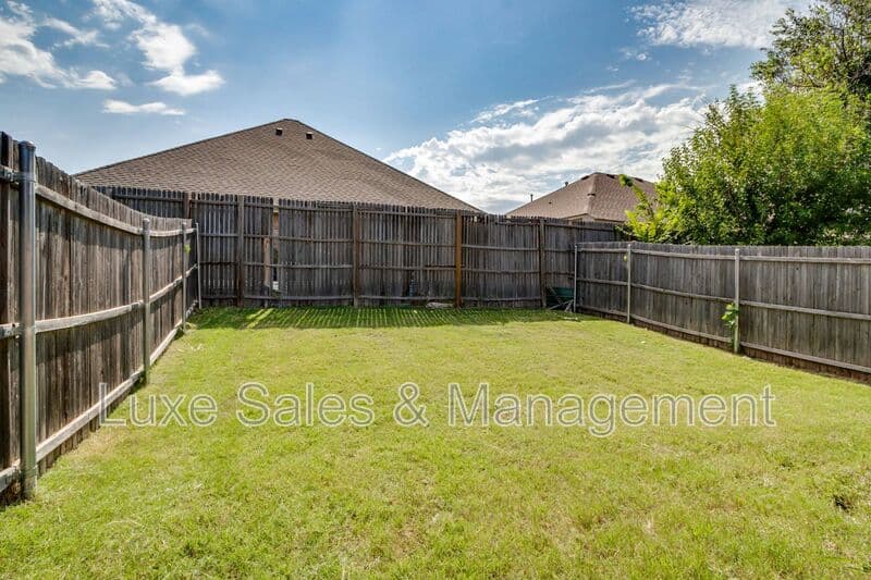 Edmond House: 341 Chalk Hill Ct